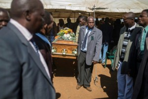 Afrique  du Sud: Échauffourées après  la libération de deux blancs accusés du meurtre d'un adolescent