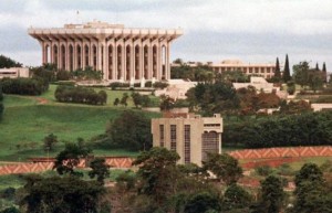 Cameroun: 20 Mai, Biya rame à  contre courant, il fait interdire les téléphones portables au palais