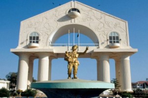 Gambie: La statue du soldat inconnu de l'ère Jammeh démolie