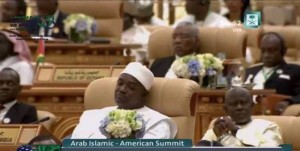 Gambie: Sommet de Riyad, le président gambien Adama Barrow dort pendant le discours de Donald Trump