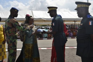 Côte d'Ivoire: Armée, les épouses des militaires font don d'un important lot de matériel de couchage à  leurs hommes