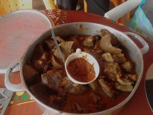 Cameroun: La peau et les tripes de boeuf s'imposent désormais dans la gastronomie rapide