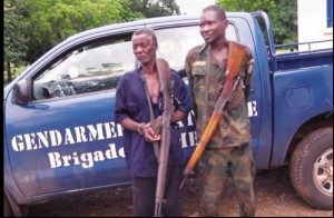 Côte d'Ivoire: Deux présumés bandits appréhendés avec des armes et treillis à  Dimbokro