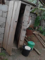 Cameroun : Ezezang, il surprend son épouse en ébats sexuels dans les toilettes d'un bar