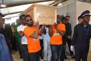 Côte d'Ivoire: Arrivée de la dépouille de Cheik Tioté, à  Abidjan