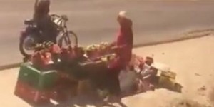 Tunisie:  Il arrête son train au beau milieu de la route pour acheter des pêches