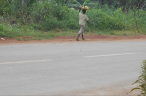 Cameroun: Son plateau de bananes sur la tête, un gamin va de village en village pour gagner sa pitance quotidienne