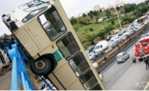 Algérie:  Un bus dévie de sa route  au sud-ouest,  cinq morts et 16 blessés