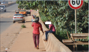 Cameroun: Machine à  coudre sur l'épaule, il parcourt des kilomètres à  pieds pour vendre ses services de maison en maison
