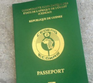 Guinée: Deux officiers de police  mis aux arrêts pour  trafic de passeport