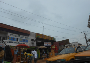 Cameroun: Un retraité en état d'ébriété blessé à  la lame par des lycéens à  la sortie d'un bar