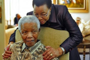 Afrique du Sud: Le médecin de Mandela livre des secrets  sur sa fin de vie, sa veuve en colère veut saisir la justice