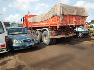Côte d'Ivoire: Yopougon, autoroute du nord, un motocycliste écrasé par un gros camion