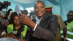 Kenya: Présidentielle, Uhuru Kenyatta largement en tête, Odinga dénonce une «fraude informatique»
