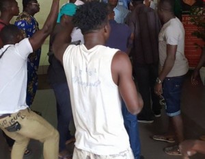 Côte d'Ivoire: Adjamé, la population se revolte et lynche 02 microbes