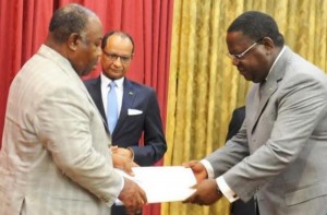 Gabon: Les législatives approchent, Ali Bongo remanie son gouvernement et nomme des opposants dans les institutions, la liste complète