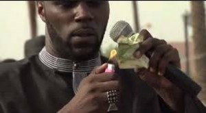 Sénégal: Kémi Séba arrêté à  Dakar pour avoir brûlé un billet de 5.000 francs CFA