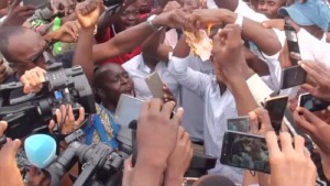 Bénin: En soutien à   Kemi Seba, des billets de banque  brûlés à  Cotonou