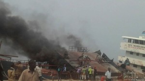 RDC:  Un bateau pétrolier  explose  à  Uvira, un mort et deux blessés graves