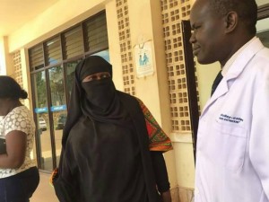 Ouganda:  Déguisée,  la ministre de la santé épingle deux travailleurs corrompus