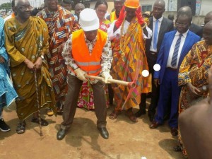 Cote d'Ivoire: Cocody, la mairie finance le bitumage de la voie d'accès au marché d'Anono à  hauteur de 72,933 millions de FCFA