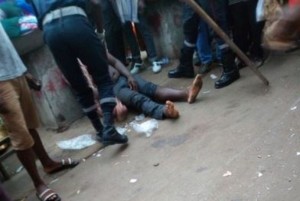 Côte d'Ivoire: Adjamé, une enseigne lumineuse manque de peu d'écraser un passager dans une gare routière