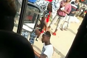 Côte d'Ivoire: Des policiers coiffent des jeunes à  Yopougon, indignation générale et annonce de sanctions de la hiérarchie