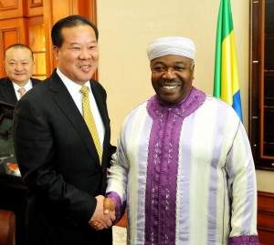 Gabon: Après les appétits chinois, Ali Bongo inspecte la nouvelle unité mobile du Service de santé militaire