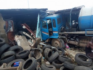 Côte d'Ivoire: Abobo, collision entre deux véhicules, l'un finit sa course dans deux ateliers situés en bordure de route