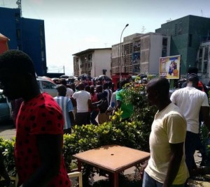 Côte d'Ivoire: Des «Microbes» arrachent l'arme d'un policier à  Treichville tirent en l'air avant de prendre la fuite