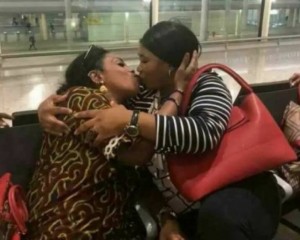 Côte d'Ivoire: Affou Kéita, une photo à  polémique prise il y'a 17 ans, son admiratrice soutient, «c'est amical»