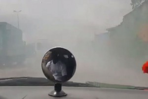 Côte d'Ivoire: (Vidéo) L'insouciance d'une voiture fumante en pleine autoroute