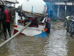 Côte d'Ivoire: Yopougon, en pleine pluie, il déverse le contenu de son camion dans les eaux de ruissellements