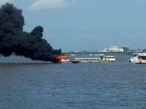 Côte d'Ivoire: Un bateau bus de la Sotra prend feu sur la lagune