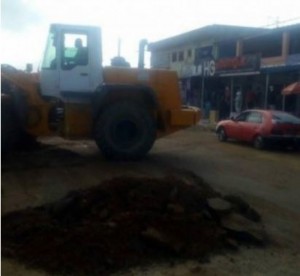 Côte d'Ivoire: Yopougon, malgré les risques de sinistres, des travaux de bitumage se poursuivent en pleine journée