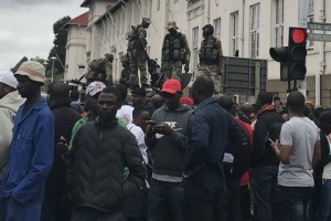 Zimbabwe: Armée et civils marchent à  Harare pour le départ de Mugabe