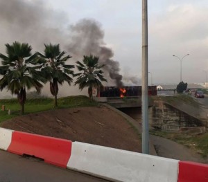 Côte d'Ivoire: Un camion remorque transportant des marchandises prend feu  circulation perturbée au Plateau