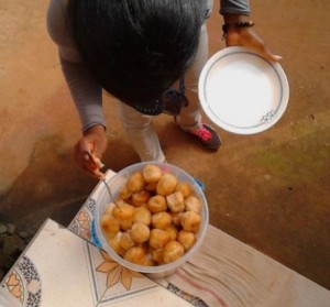 Cameroun: Lutte contre la pauvreté et le chômage, les jeunes font du porte à  porte pour vendre