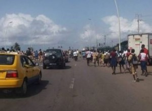 Côte d'Ivoire: Port-Bouet, les élèves pestent contre le manque de bancs dans les salles de classes