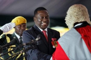 Zimbabwe: Emmerson Mnangagwa dissout le gouvernement Mugabe, deux anciens de la Zanu PF positionnés