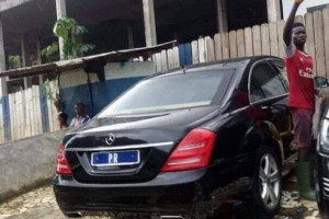 Côte d'Ivoire: Photo inattendue de la voiture du président dans un lavage de rue à  Cocody