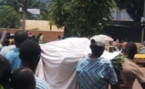 Centrafrique: Heurts à  Bangui entre des jeunes  et des soldats après la mort d' un taxi -moto