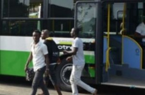 Côte d'Ivoire: Des étudiants bloquent un bus de la Sotra, un blessé dans la bagarre