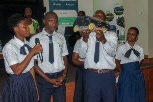 Côte d'Ivoire:  Le  prototype de la nouvelle voiture ivoirienne alimentée par l'énergie solaire présenté par des étudiants à  la Journée professionnelle du genre