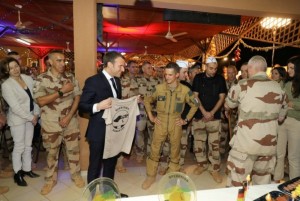 Niger: Emmanuel Macron à  Niamey pour fêter Noël  avec ses forces  et rencontrer Mahamadou Issoufou