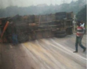 Côte d'Ivoire: Spectacle habituel, un camion transportant du riz déverse son contenu sur l'autoroute, le trafic bloqué durant des heures