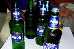 Côte d'Ivoire: Des bouteilles de bière volées dans un camion en pleine circulation à  Abidjan