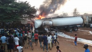 Côte d'Ivoire: Yamoussoukro, un camion citerne contenant du carburant prend feu dans un quartier