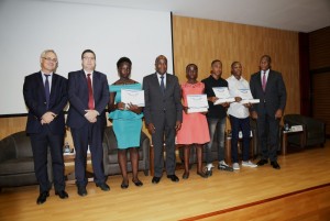 Côte d'Ivoire:  4 élèves récompensés par la Banque mondiale à  la suite d'un concours inspiré par le 6ème rapport économique