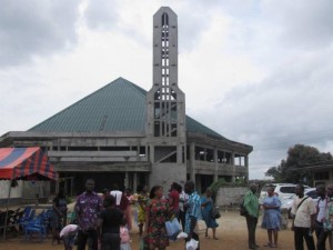 Côte d'Ivoire: Une fille de 14 ans tente de voler  une fillette de 4 ans à  l'église pour une promesse de 500.000 F